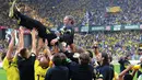 Jurgen Klopp bersama Mario Gotze berhasil mempersembahkan 2 gelar Bundesliga, 1 gelar DBF Pokal dan menjadi Runner-Up Liga Champions untuk Die Borussen. (AFP/Patrik Stollarz) 