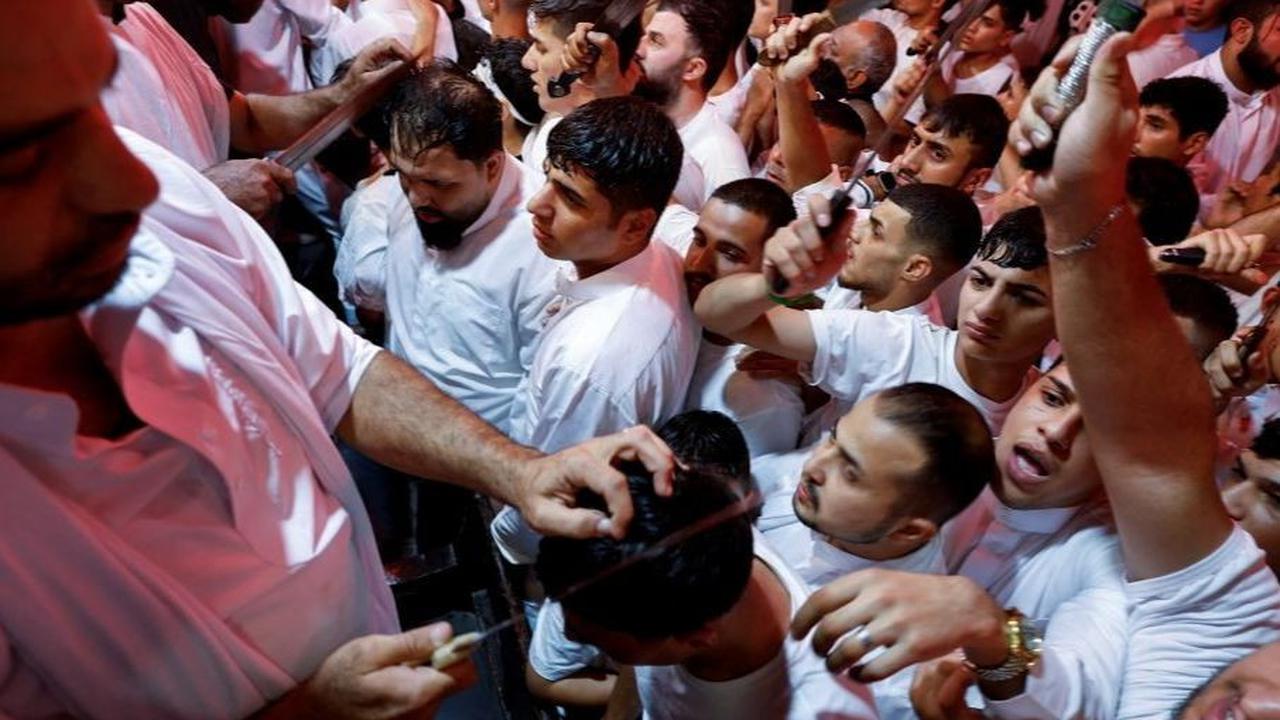 Di Irak, perayaan Asyura dipusatkan di Kota Karbala, tempat terjadinya pertempuran bersejarah tersebut. Festival di Karbala menarik ribuan pengunjung yang mengenakan pakaian serba hitam sebagai tanda berkabung. Foto: Reuters<br>