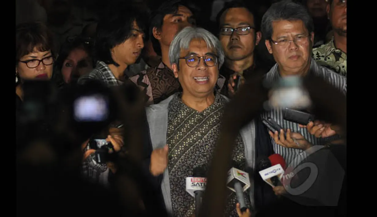 Aktivis Imam Prasodjo (kiri) dan pengacara Todung Mulya Lubis memberikan keterangan kepada awak media saat mendatangi Bareskrim Mabes Polri di Jakarta, Jumat (23/1/2015). (Liputan6.com/Miftahul Hayat)
