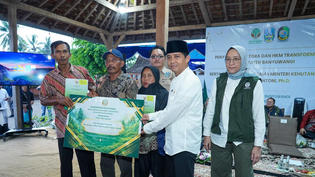 Menhut Raja Juli Antoni Serahkan SK TORA dan HKm 160,735 Hektar ke Warga Banyuwangi