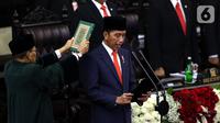 Joko Widodo atau Jokowi membacakan sumpah jabatan saat dilantik menjadi Presiden RI periode 2019-2024 di Gedung Nusantara, Jakarta, Minggu (20/10/2019).  Jokowi dan Ma'ruf Amin resmi dilantik sebagai Presiden dan Wakil Presiden RI periode 2019-2024. (Liputan6.com/JohanTallo)