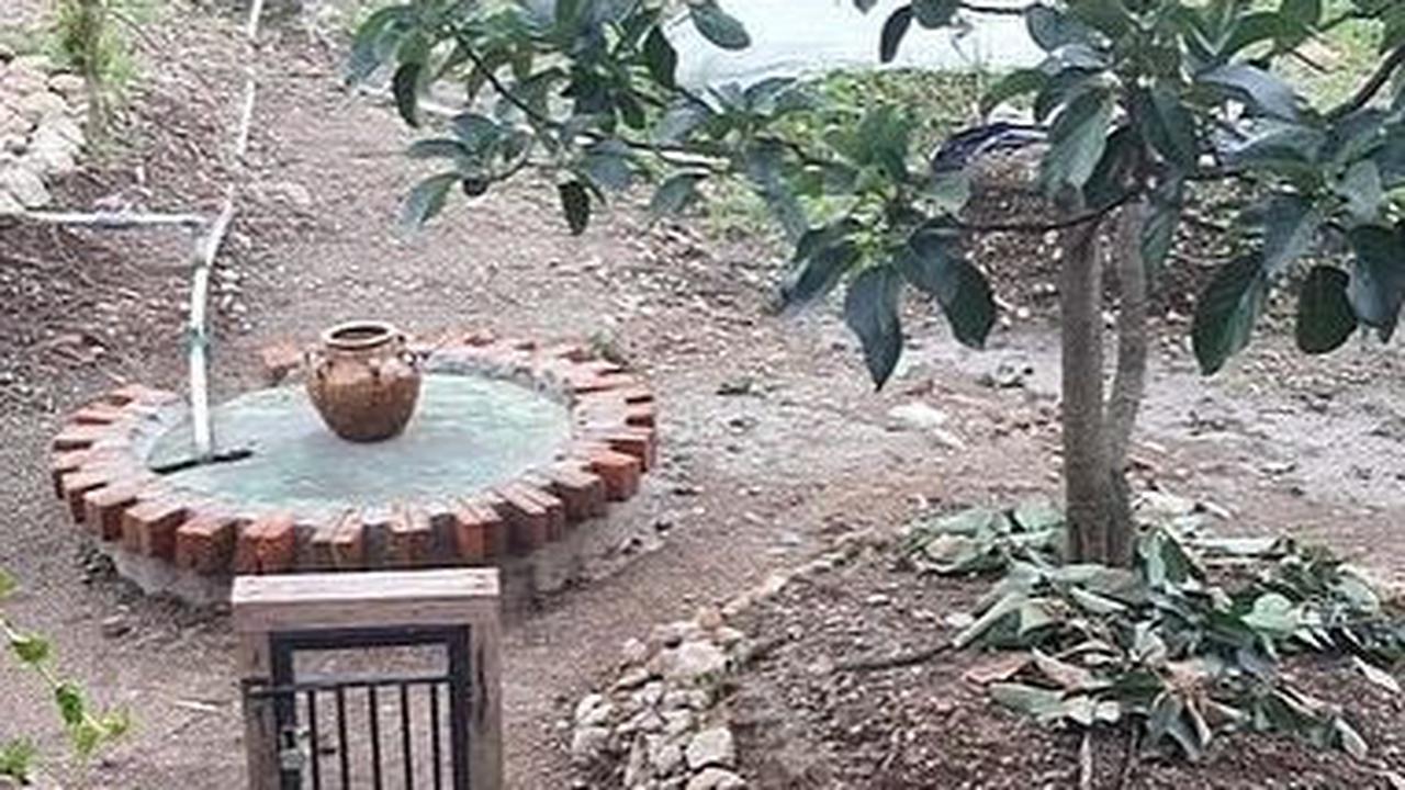 Mantan Menteri 'Jadi' Tukang Batu