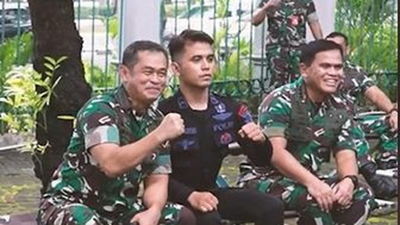 Keduanya sama-sama memiliki nama belakang dari marga 'Simanjuntak'.