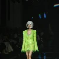 Monica Ivena memamerkan koleksi terbaru dalam peragaan busana bertajuk “Kaleidoscope Dreams”. [Foto: KLY/Adrian Utama Putra].