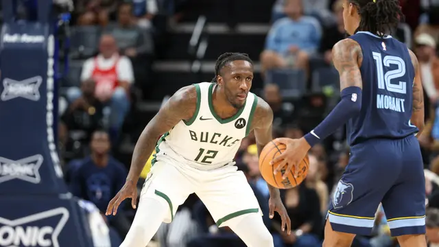Pemain Grizzlies Ja Morant menerobos pertahanan Bucks pada laga NBA 2024/2025