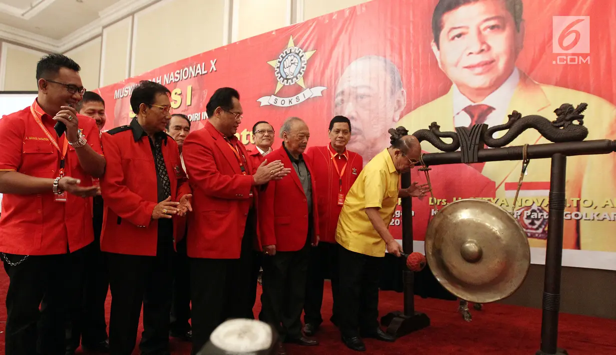 Ketua DPP Partai Golkar Bidang Organisasi Keanggotaan dan Daerah Freddy Latumahina (kanan) didampingi Dewan Pembina dan Plt Ketua Umum SOKSI memukul gong saat membuka Munas SOKSI ke-X di Jakarta (11/10). (Liputan6.com/JohanTallo)
