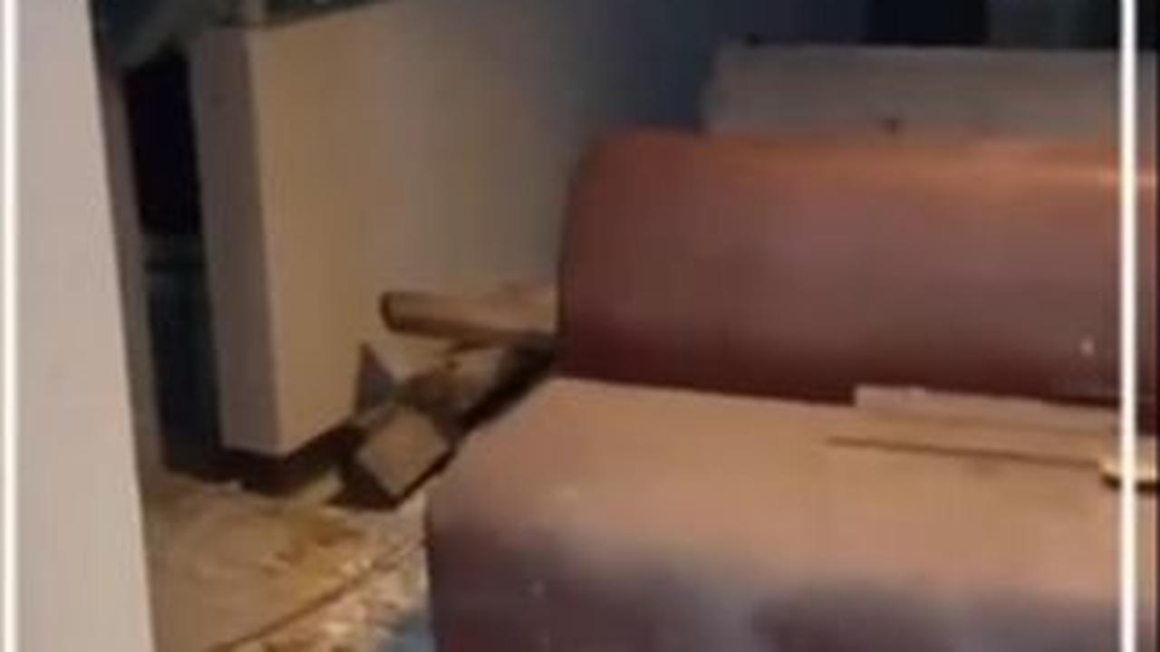 Kedua wanita tersebut panik lantaran mendadak tertahan di salah satu lantai gedung.