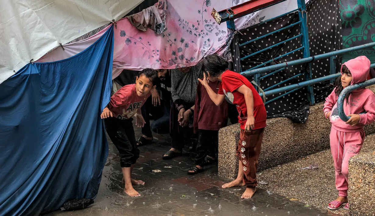 Anak-anak terpaksa bermain dan berlindung dalam kondisi yang jauh dari kata layak. (SAID KHATIB/AFP)
