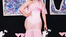 Nicki Minaj tampil dalam balutan bridal gown dengan bustier dan bawahan see-through. Ia juga memadukan dengan veil dan riasan bernuansa senada. Gaun karya Dolce & Gabbana tersebut jadi sorotan karena banyak yang menilau gaun tersebut tidak cocok digunakannya. [Foto: Instagram/ Nicki Minaj]
