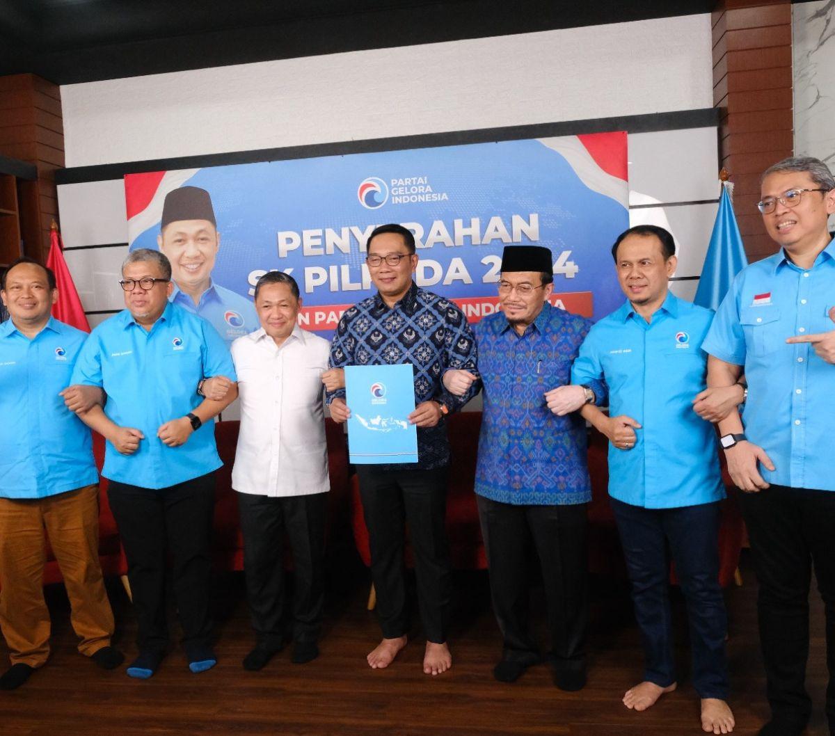 Bakal calon gubernur dan calon wakil gubernur, Ridwan Kamil (RK)-Suswono menerima dukungan dari Partai Gelora di Jakarta, pada Selasa (27/8/2024). Dukungan tersebut ditandai dengan penyerahan surat rekomendasi yang diberikan langsung oleh Ketua Umum Parta