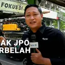 Truk Bawa Ekskavator Tabrak JPO Sampai Terbelah
