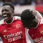 Dua pencetak gol Arsenal ke gawang Nottingham Forest pada laga pekan pertama Premier League 2023/2024, Eddie Nketiah dan Bukayo Saka. Keduanya membantu Arsenal meraih tiga poin pertama The Gunners pada musim ini, Sabtu (12/8/2023) malam WIB. (AP Photo/Kirsty Wigglesworth)