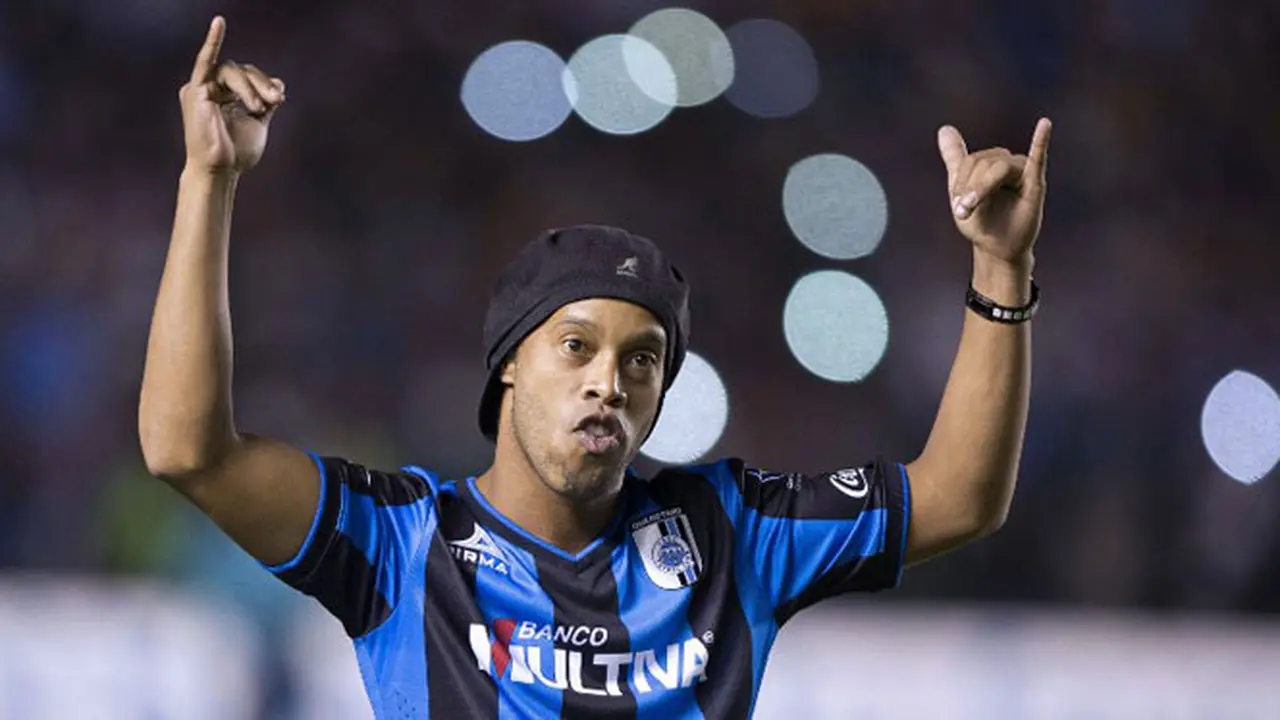 Video Tendangan Penalti ke Langit Warnai Debut Ronaldinho