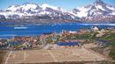 Lapangan Sepak Bola di Tasiilaq, Greenland dengan pemandangan bukit salju. (Photo/Instagram)