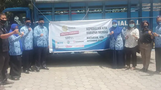 EMTEK Peduli Corona Menyerahkan Bantuan Sembako dan Masker Kain di Nusa Tenggara Barat.