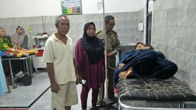 Sejumlah pengungsi dirawat di Posko Kesehatan di Pengungsian Banjir Desa Madura Kecamatan Wanareja Kabupaten Cilacap. (Foto: Liputan6.com/Muhamad Ridlo)