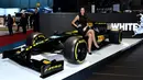Model berpose di stan Pirelli selama Geneva International Motor Show di Jenewa, Swiss (6/3). Sejumlah model cantik menghiasi pameran otomotif selama berlangsungnya Geneva International Motor Show.  (AFP Photo/Harold Cunningham)