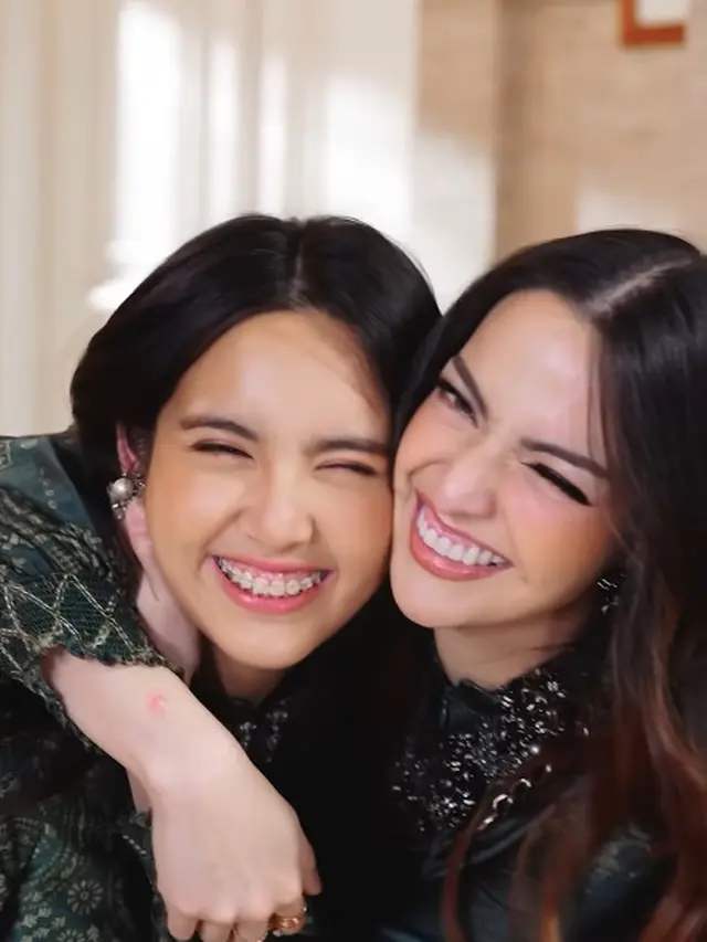 6 Potret Keluarga Nia Ramadhani Pakai Baju Koleksi Lebaran, Mikhayla Anggun Memesona