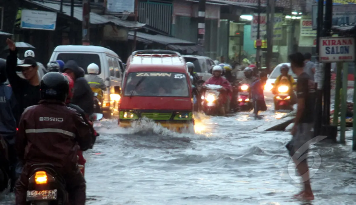 Jalan Kaliabang Bekasi juga terkena banjir yang mencapai 30 cm, Bekasi, Senin (9/2/2015). (Liputan6.com/Panji Diksana)