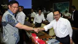 Menteri ESDM Sudirman Said (kanan) bersalaman dengan wakil ketua komisi VII DPR Mulyadi sebelum mengikuti Rapat kerja dengan Komisi VII DPR di komplek Parlemen, Senayan, Jakarta, Selasa (1/12). (Liputan6.com/JohanTallo)