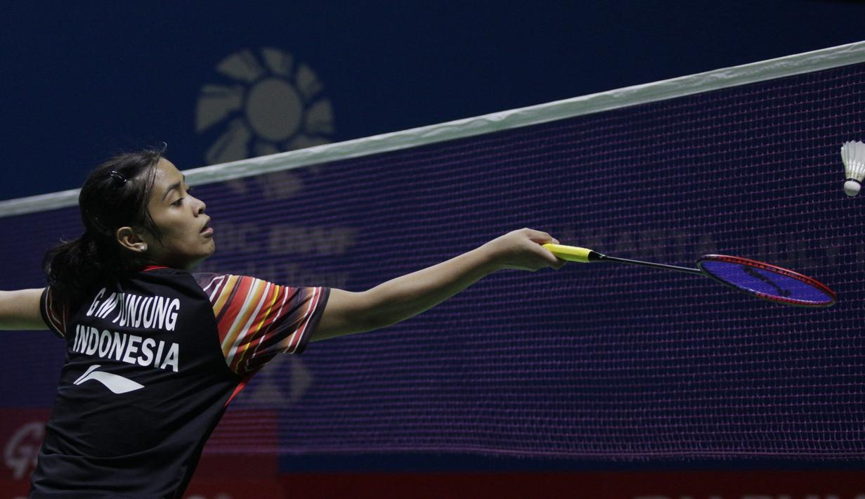 Tunggal putri Indonesia, Gregoria Mariska, berusaha mengembalikan kok saat melawan Pornpawee Chochuwong, pada Blibli Indonesia Open 2019 di Istora Senayan, Jakarta, Selasa (16/7). Gregoria menang 21-10 dan 21-8. (Bola.com/Vitalis Yogi Trisna)