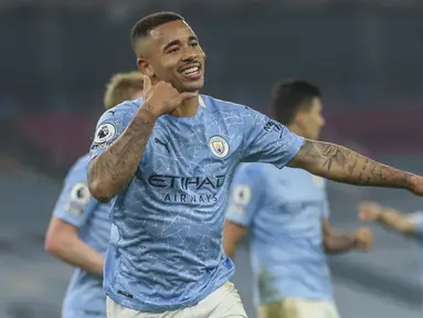 Striker Manchester City, Gabriel Jesus melakukan selebrasi usai mencetak gol kedua timnya ke gawang Wolverhampton Wanderers dalam laga lanjutan Liga Inggris 2020/21 pekan ke-27 di Etihad Stadium, Selasa (2/3/2021). Manchester City menang 4-1 atas Wolverhampton. (AP/Carl Recine/Pool)