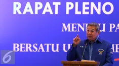 Ketua Umum Partai Demokrat Susilo Bambang Yudhoyono berpidato di depan para kader saat Rapat Pleno Partai Demokrat  di Hotel Grand Yasmin, Jabar, Jumat (28/8/2018). SBY berpesan agar para kader bersiap hadapi Pilkada Serentak. (Liputan6.com/Helmi Afandi)