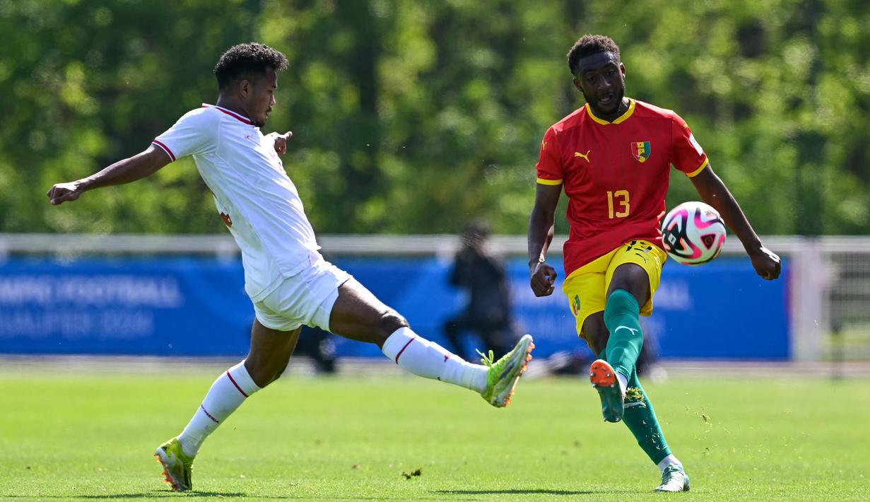 Begitu laga dimulai, timnas Indonesia U-23 dan Guinea langsung saling beradu serangan. (MIGUEL MEDINA/AFP)