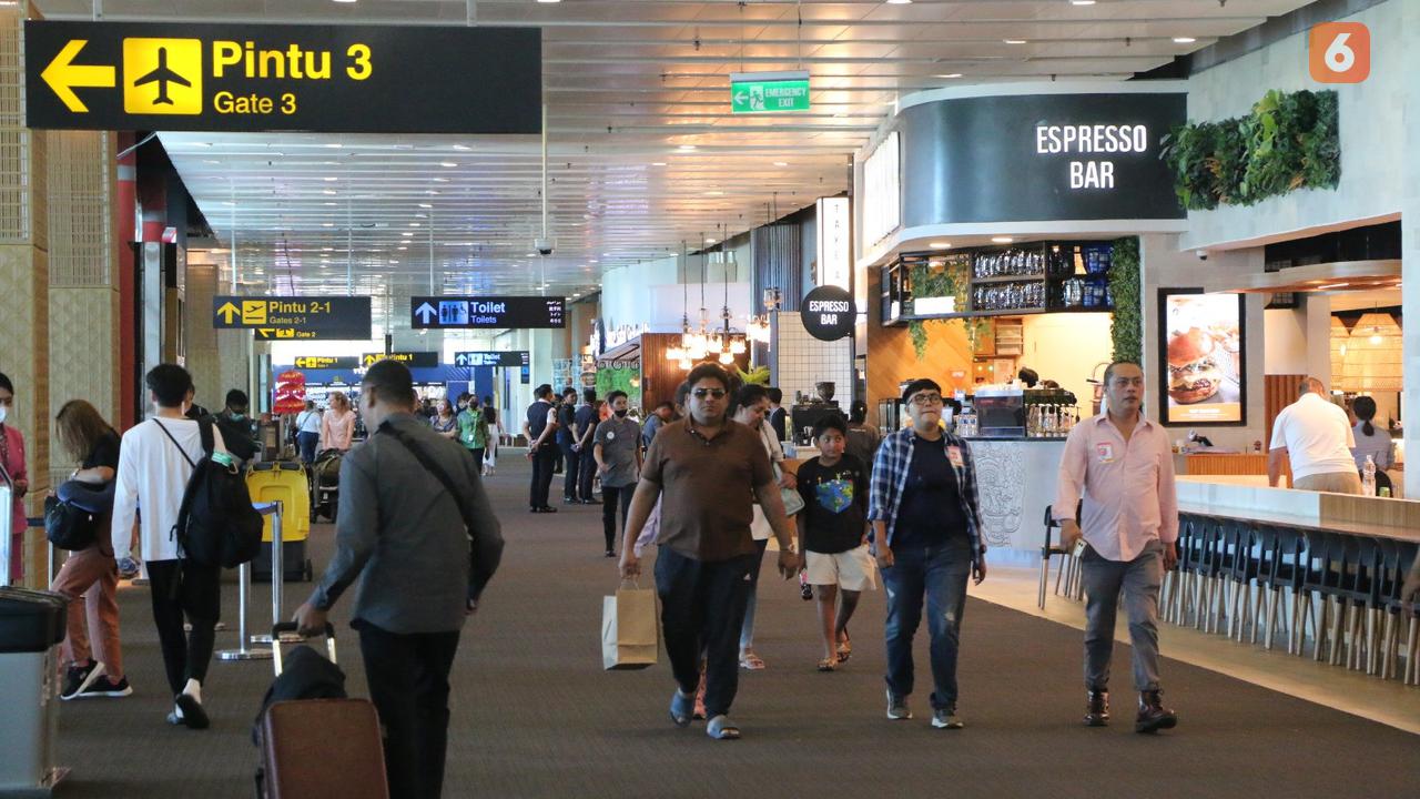 Penumpang Bandara I Gusti Ngurah Rai Bali