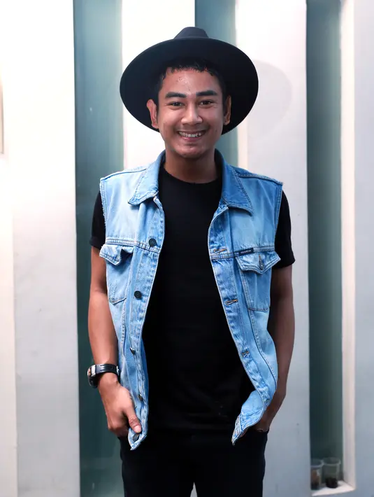 Aktor sekaligus presenter ini masih ingat dengan jelas saat ia menjalin hubungan dengan Chika Jessica beberapa tahun silam. Meskipun kembali dekat, ia tidak mau terburu-buru kembali berpacaran dengan mantan kekasihnya ini. (Wimbarsana/Bintang.com)