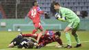 Kiper Bayern Munich, Manuel Neuer (kanan) menangkap bola dari ancaman gelandang tim Divisi 2 Holstein Kiel, dalam laga babak kedua Piala DFB Pokal 2020/21 di Kiel, Rabu (13/1/2021). Bayern Munich kalah dari Holstein Kiel lewat adu penalti 5-6 (2-2). (AFP/Fabian Bimmer/Pool)