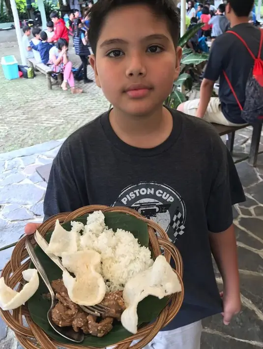 Ini dia anak Cut Keke dan Malik. Namanya Xavier Rasyad Pasca Aliva. (Liputan6.com/IG/cutkeke_xavier)