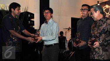 Indosiar diwakili Sutanto Hartono (kedua kiri) mendapat penghargaan dari Panitia Piala Presiden 2015 saat menggelar syukuran di Jakarta, Senin (18/1/2016). (Liputan6.com/Yoppy Renato)