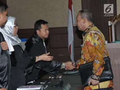 Terdakwa kasus korupsi pengadaan KTP Elektronik (e-KTP), Sugiharto bersalaman dengan tim kuasa hukum usai menjalani sidang vonis di Pengadilan Tipikor Jakarta, Kamis (20/7). (Liputan6.com/Helmi Afandi)