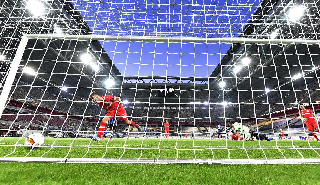 Pemain Inter Milan Nicolo Barella (kedua kiri) mencetak gol ke gawang Bayer Leverkusen pada perempat final Liga Europa di Duesseldorf Arena,  Dusseldorf, Jerman, Senin (10/8/2020). Inter Milan melaju ke semifinal usai mengalahan Bayer Leverkusen 2-1. (AP Photo/Martin Meissner)