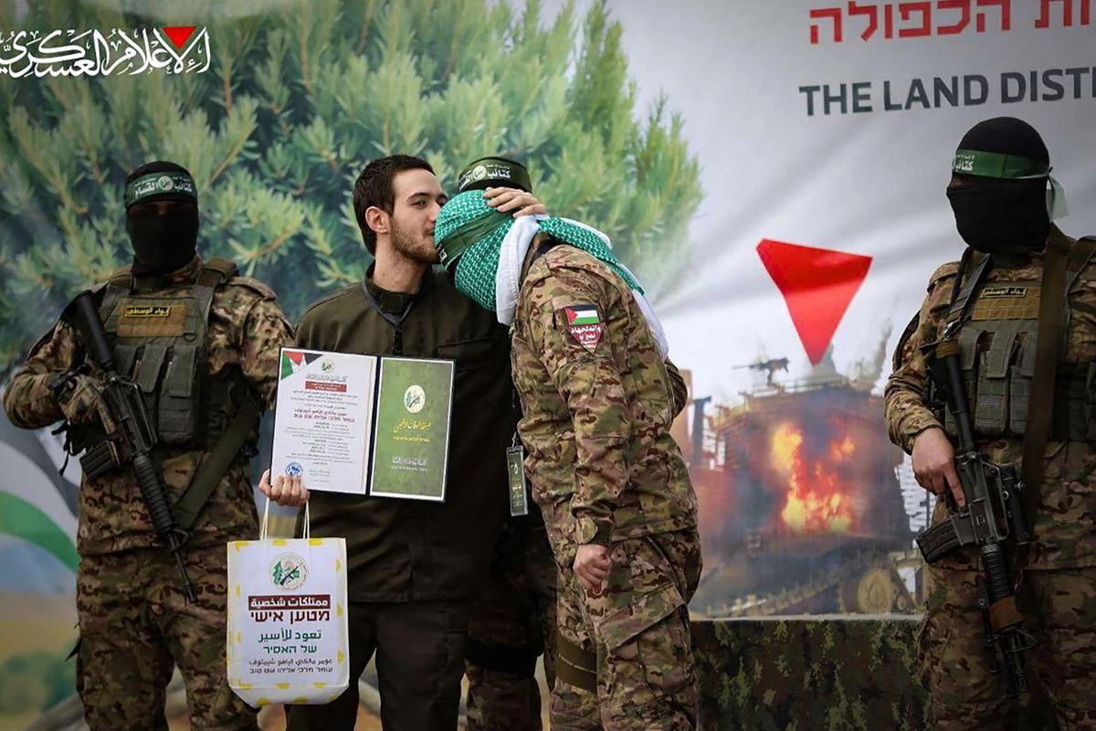 Momen Sandera Israel Cium Kening Pejuang Hamas