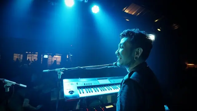 Mendiang Nova Zahedi saat tampil bersama Candil In The Rockalisasi