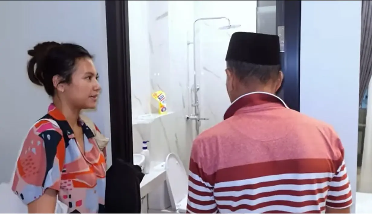 Tidak hanya luas dan besar, rumah ini juga dilengkapi beberapa kamar mandi yang mewah.  Tampak Bapak Arie beberapa kali memujinya. Bahkan bapak Ari ingin difoto di kamar mandi tersebut. [Youtube/Indah Permatasari]