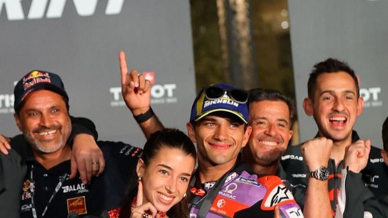 Jorge Martin didampingi kekasihnya, Maria Monfort Matutes dan juga para krunya saat merayakan kemenangan di Sprint Race MotoGP Qatar 2024. Foto: REUTERS / Ibraheem Al Omari<br>