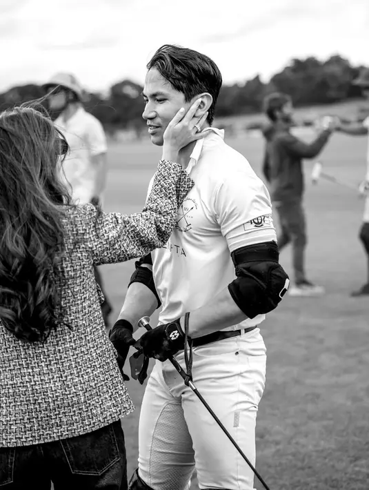 Anisha Rosnah tampak mengenakan tweed jacket dengan desain effortless elegant. [Foto: Instagram/ tmski]