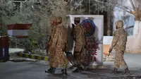 Tentara Pakistan bersenjata lengkap berjaga menyusul serangan yang dilakukan oleh gerilyawan di Akademi Polisi Balochistan, Quetta, Senin (24/10). Serangan tersebut mengakibatkan sedikitnya 59 orang tewas dan 117 luka parah. (AFP/Banaras Khan)