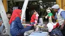 Seorang pendongeng yang tergabung dalam Gerakan Para Pendongeng untuk Kemanusiaan (GePPUK) menghibur pemudik anak-anak di Pelabuhan Tanjung Priuk, Jakarta, Kamis (30/6). (Liputan6.com/Faizal Fanani)