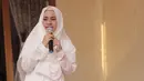 Akhirnya keinginan penyanyi dangdut Ikke Nurjanah menjalankan ibadah haji terwujud pada tahun ini. Tiga tahun keinginan itu muncul ke Saudi Arabia untuk menjalankan ibadah haji. (Nurwahyunan/Bintang.com)