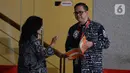 Komisioner Komisi Pemilihan Umum (KPU), Viryan Aziz (kanan) memenuhi panggilan penyidik KPK di Jakarta, Selasa (28/1/2020). Viryan diperiksa sebagai saksi dalam kasus suap terkait pergantian antarwaktu anggota DPR yang menyeret mantan Komisioner KPU Wahyu Setiawan. (merdeka.com/Dwi Narwoko)