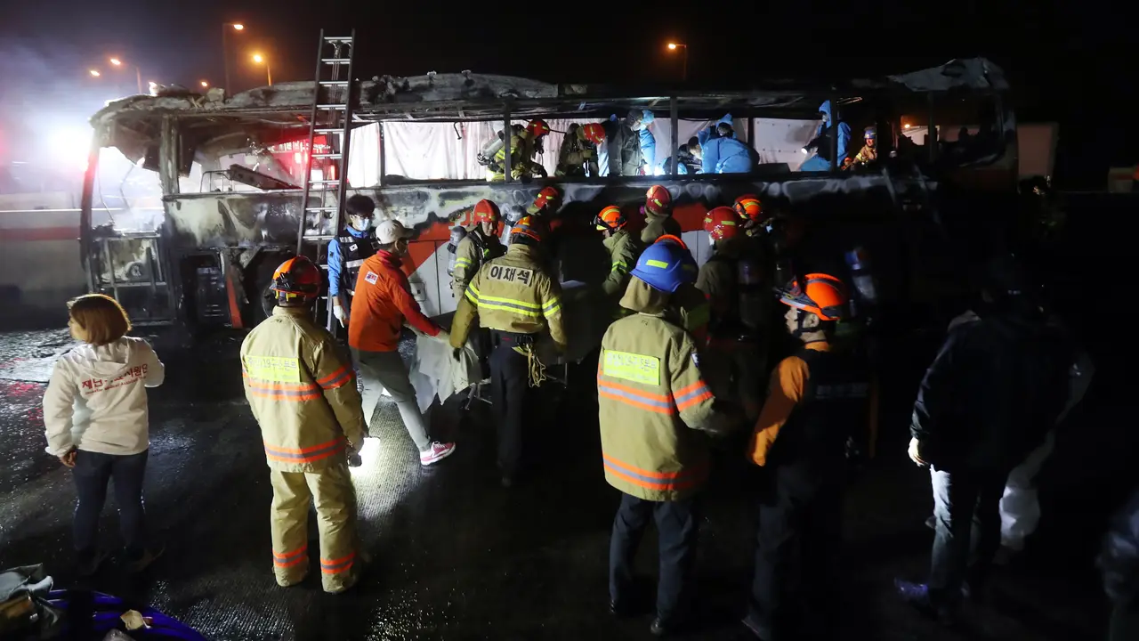 20161014-Bus Pariwisata Ludes Terbakar di Tol-Korsel