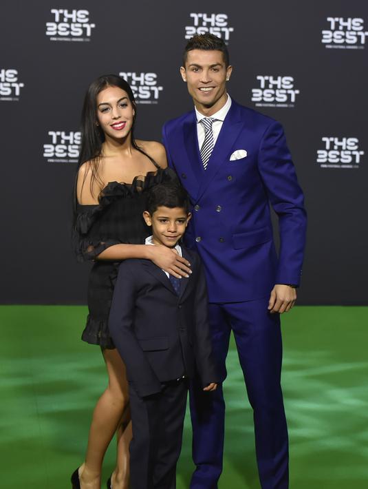 Cristiano Ronaldo berfoto bersama kekasihnya, Georgina Rodriguez dan anaknya Cristiano Ronaldo Jr usai menerima The Best FIFA Men's Player of 2016 Award pada ajang The Best FIFA Football Awards 2016  di Zurich, (9/1/2017). (AFP/Michael Buholzer)