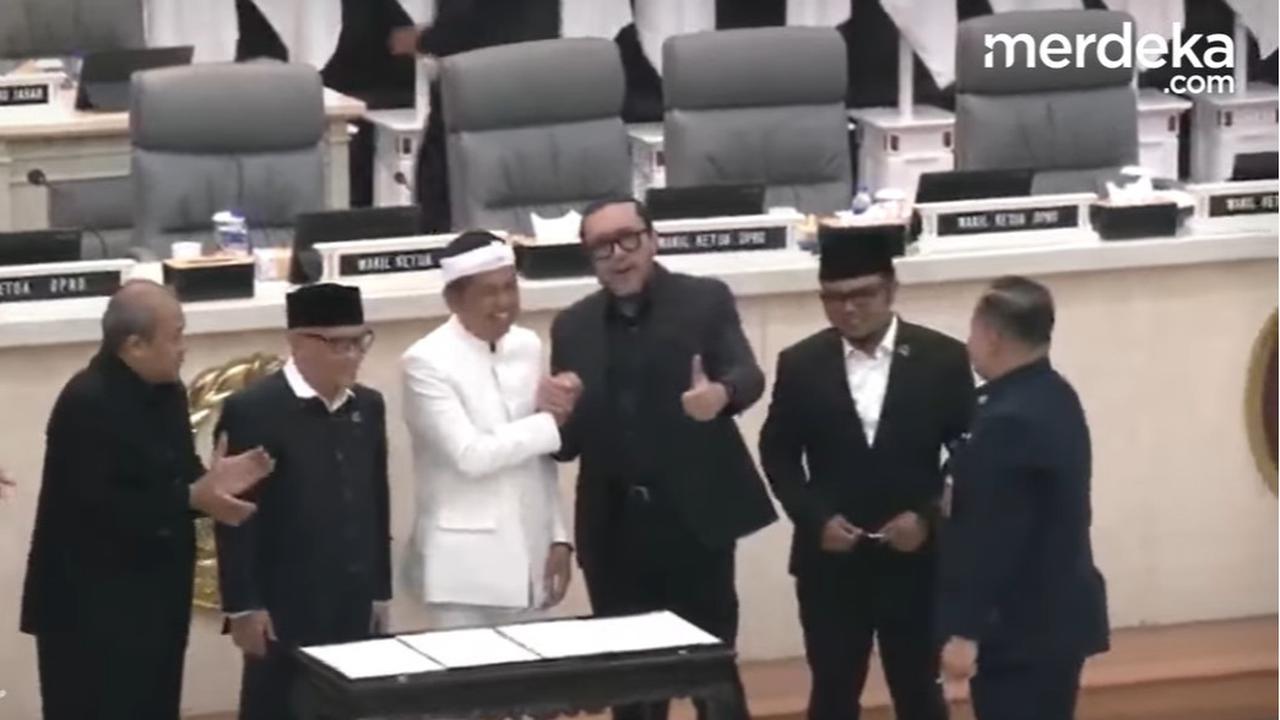 VIDEO: Momen Akrab Dedi Mulyadi dan Ono Surono Salam Komando Usai Panas PDIP Walkout Sidang Paripurna