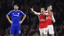 Gelandang Arsenal, Mathieu Flamini, melakukan protes terhadap keputusan wasit saat melawan Chelsea. Pada laga itu The Blues menguasai jalannya pertandingan dengan penguasaan bola 52 persen. (Reuters/Dylan Martinez)