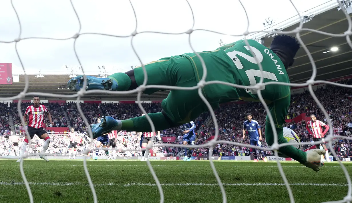 Kiper Manchester United, Andre Onana menghalau tendangan penalti pemain Southampton pada laga lanjutan Liga Inggris 2023/2024 di St Mary's Stadium, Southampton, Inggris, Sabtu (14/09/2024). (AP Photo/Alastair Grant)