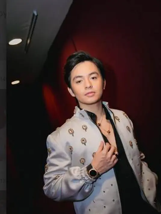 Angga Yunanda dan Shenina Cinnamon menjadi pasangan artis yang turut terlihat di acara Premiere Catatan Si Boy beberapa waktu lalu. [Foto: Document/BVLGARI]